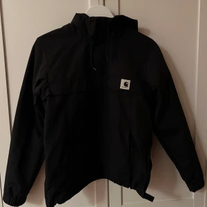 Carhartt jacka - Vindjacka från carhartt i nyskick!!! Passar xs/s🥰Pris kan diskuteras, köpare står för frakten💕