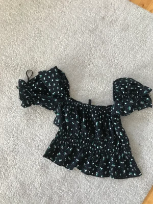 Tröja med puffärmar  - Jätte snygg röja ifrån hm som är perfekt till sommaren. Den sitter jättefint och har puffärmar. Säljer då den int eamvänds längre i min garderob. 