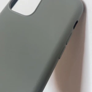 Skal - iPhone 11 PRO ska aldrig använd, jag köpte fel modell på skalet det är därför jag säljer sena. Det är en superfin kall grön färg