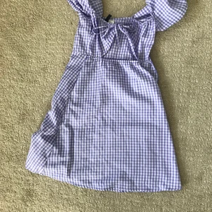 Klänning  - Jätte fin sommar klänning som är perfekt till sommaren. Den sitter jätte fint och är i strl. 34. Priset kan diskuteras och kom med ett bud isåfall. 