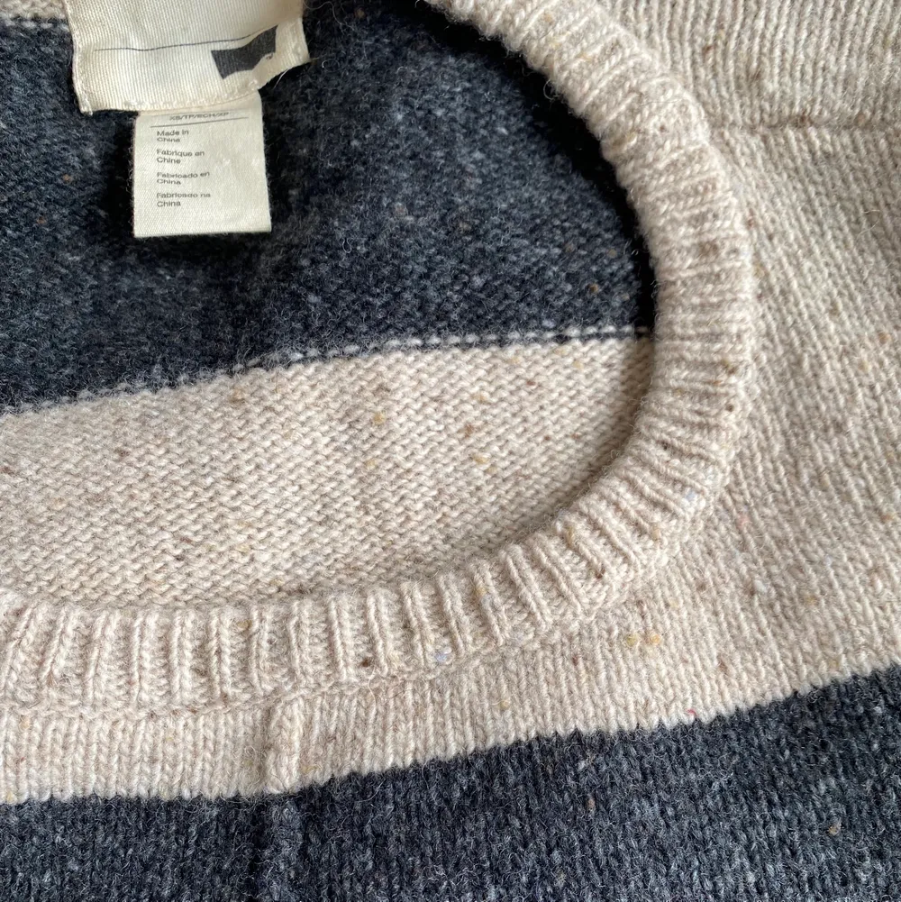 Fin randig tröja i 100% ull från Levis. Halsen är lite öppe och den är jättevarmt. I perfekt skick, användas en gång. . Tröjor & Koftor.
