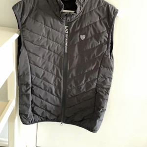 Ea7 Väst storlek S - Svart du Armani väst som är köpt i Januari 2022, så den är knappt använd och är i väldigt bra skick. Säljer den då min bror inte använder den längre. Ny pris på jackan är ungefär 2000kr, jag kan gå ner i pris vid snabb affär. Hör av er för fler bilder