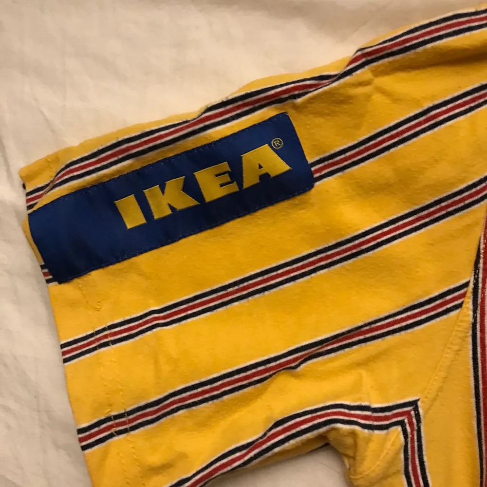 Den mest spektakulära Ikea tröjan köpt på depop för ca ett år sedan. Är i använt skick och känns svår att släppa. Har en krage med blixtlås och Ikea loggan både bak och fram. Frakt tillkommer😌😌. Skjortor.