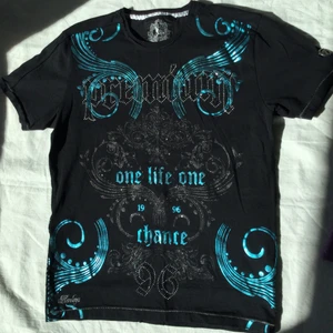 T-shirt - Tshirt med väldigt många tryck/detaljer både fram och bak 