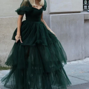 Smaragdgrön balklänning/maxiklänning - Köpte denna balklänning, men lyckades hitta en storlek som passade mig bättre så säljer denna storleken. Aldrig använd, och etiketten är på. Just nu är denna klänning slutsåld. Köpte klänningen för ordinariepris, men den fanns bara att köpa från England och då kostade frakt och tull mig 1000kr extra. Säljer den för ett bra bud då den kostat mig mycket och den är så gott som ny. Köparen står för frakt, 66kr :)  Skriv gärna om ni har frågor! 💚 