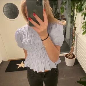 Mango volang blus - Säljer pga att den var lite för stor :/ helt ny med prislappen kvar! Finns inte heller kvar på hemsidan 💕 frakten ingår ej! LÅNAD BILD