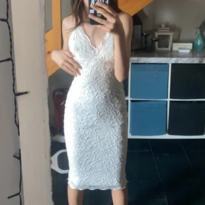 Klänning  - Tajt klänning med spets, Sitter väldigt fint men börjar bli för liten för mig, hann inte använda den så mycket och den är helt ny tvättad. Storlek S