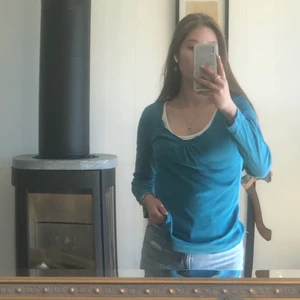 Blå långärmad  - En blå långärmad tröja, supersöt med ett spetts linne under💙 storlek M, säljer för priset du tycker är rimligt💕