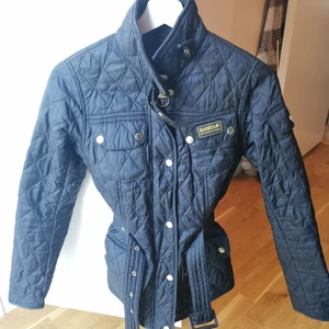 Barbourjacka Dam, strl 32 - Fint skick, knappt använd. 