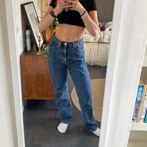 weekday jeans i modellen rowe, storlek 27x30. de är i fint skick och supersköna!