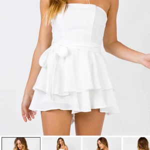 Princess Polly vit klänning - Vit kort klänning med avtagbart band i midjan. Klänningen har inbyggda shorts som ej syns när man har på sig den💞 Skulle haft den på studenten men hittade en annan som jag gillade mer💕 Suuuuper gullig och har som en inbyggd ”korsett” med tunna byglar som går lodrätt så bysten blir jättefint formade!! Kan mötas upp eller så står köparen för frakten💜 Nypris: ca 900 kr ink tull och frakt💓 Storlek US 4 vilket motsvarar EU 34/36, jag har 34/36 XS/S i klänningar och den passar mig perfekt!