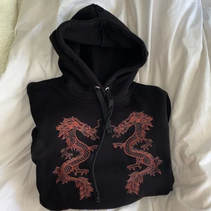 Svart hoodie - Superfin knappt använd hoodie från the cool Elephant. Nypris 600kr. Kan va bland de skönaste hoodies i kvalitet jag testat!! Men säljer då den ej kommer till användning. Frakt 66kr tillkommer 💕