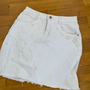 Vit kjol med pärl detaljer  - Säljer denna vita jeans kjol med pärl detaljer, storlek 38 och stretchig 