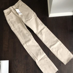Zara byxor beige - Helt oanvända. Skitsnygga men hade köpt för liten storlek :( Beiga storlek 34, slits på sidorna