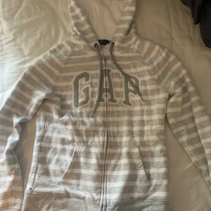 GAP tröja - GAP tröja i nyskick, storlek xs men den sitter ganska tight.