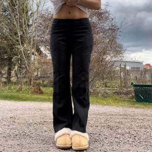 lågmidjade kostymbyxor - Lågmidjade kostymbyxor ifrån tiger of sweden! Använda en gång!✨ Storlek 36 men passar även 34! Frakt tillkommer!
