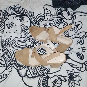 G&G  "mocka" sandaler  - Fuskmocka sandaletter tror jag,det kan vara äkta mocka men tror på fusk. Sulan är däremot stoppad för bekvämt användande och äkta läder för mindre svett. Därav osäker på mockan. Använd en middagsdejt bara. 