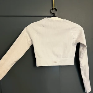 Aimin träningströja  - Säljer min super sköna aimin träningströja då den tyvärr blivit för liten, storlek M men mer som S! Använd fåtals gånger! Skicka för mer bilder 💓💓