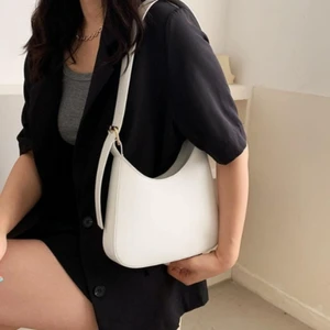 Vit väska  - Vit väska från JFR💖Gulddetaljer och justerbart axelband❤Fint skick! Rensar garderoben på sådant jag ej använder. Allt som inte säljs skänks bort snart, så passa på och köp innan!