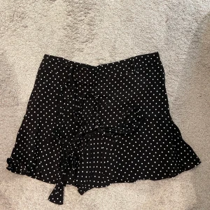 ❗️Prickig byxkjol med omlott från Zara❗️ - 💕Säljer denna kjolen då jag inte använder den längre. Kjolen är i storlek M💕