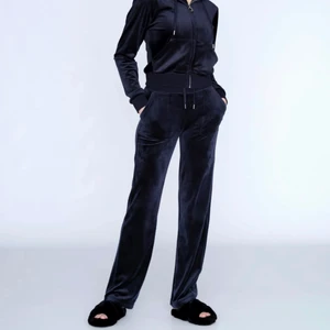 Juicy Couture  - Säljer dessa juicy byxor i färgen mörkblå i storlek xs. De passar både en xxs, xs och S beroende på hur man vill att de ska sitta. Endast använda hemma och är i toppenskick! Priset +frakt spårbart💕 Buda privat💕 Köp direkt för 700kr+frakt.