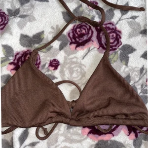 Bikini - En brun bikiniöverdel. Köpt på Shein men den var väldigt för liten när jag fick hem den, så den är helt oanvänd. Den är i stl S men är väldigt liten i storlek så skulle säga att den är xs.