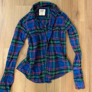 Abercrombie & fitch shorta💞 - Säljes då den inte kommer till användning. S- liten M tjejmodell. Använd nån enstaka gång☺️ Allt ska bort! Vid köp av fler plagg behöver man bara betala frakt för ett/ rabatter kan ordnas🤗 köparen står för frakt💞