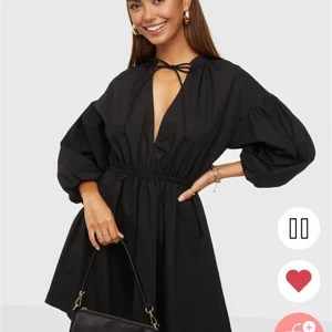 V-ringad klänning från Nelly x Glamorous - Fin klänning från Nelly x Glamorous, nyskick endast använd en gång. Nypris: 549. Fin passform och fint material, bara inte min stil! 