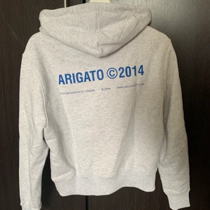 Axel Arigato hoodie - Helt ny Axel arigato hoodie som tyvärr va för liten!😊 storlek xs och lappen är kvar😍 den är grå med blått tryck, verkligen skit snygg! Den är helt slutsåld!