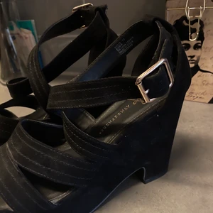 Klackar  - Bekväma & snygga klackar, perfekta både till vardags & fest! Säljes pga flytt!