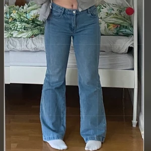  Blåa jeans 👖  - Säljs pga att dem inte används så mycket. Materialet är inte strechigt eller så och vet inte vart dem är ifrån då jag måste ha klippt bort prislappen. (90% säker på att jag köpte dem för 399kr) Köpare står för frakt 📦❤️‍🔥
