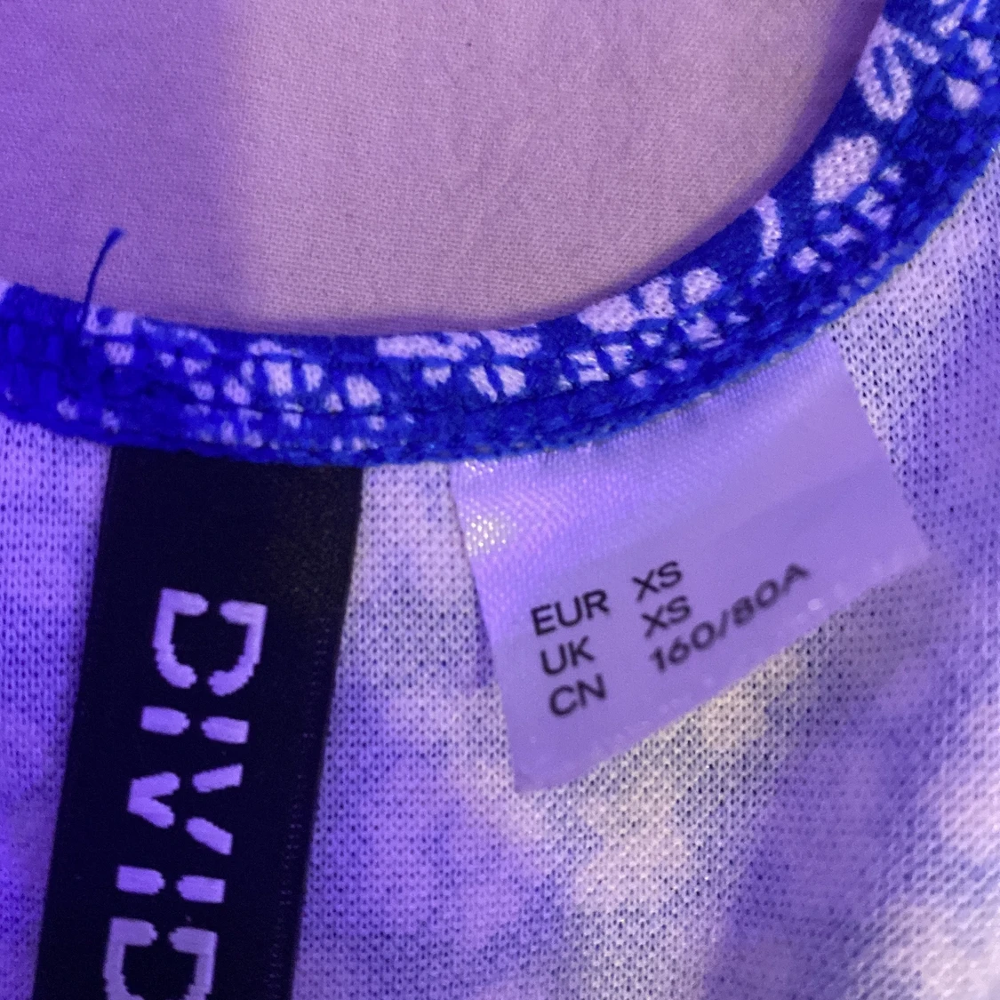 Blå klänning med blommor  - 90