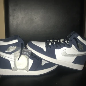 Air Jordan 1 Retro High Midnight Navy - Helt oandvända, kommer utan box och kvitto. Kommer med ett extra vit skosnöre och har redan ett mörkt blå på. Skorna är storlek 41 men passar även 40. Frakten kostar 99 kr men om man vill ha spårbar frakt så blir det +99 mera. AA-kopior. Jag har två par av dessa skor, (exakt samma). Kontakta via Dm för intresse och mer information❤️