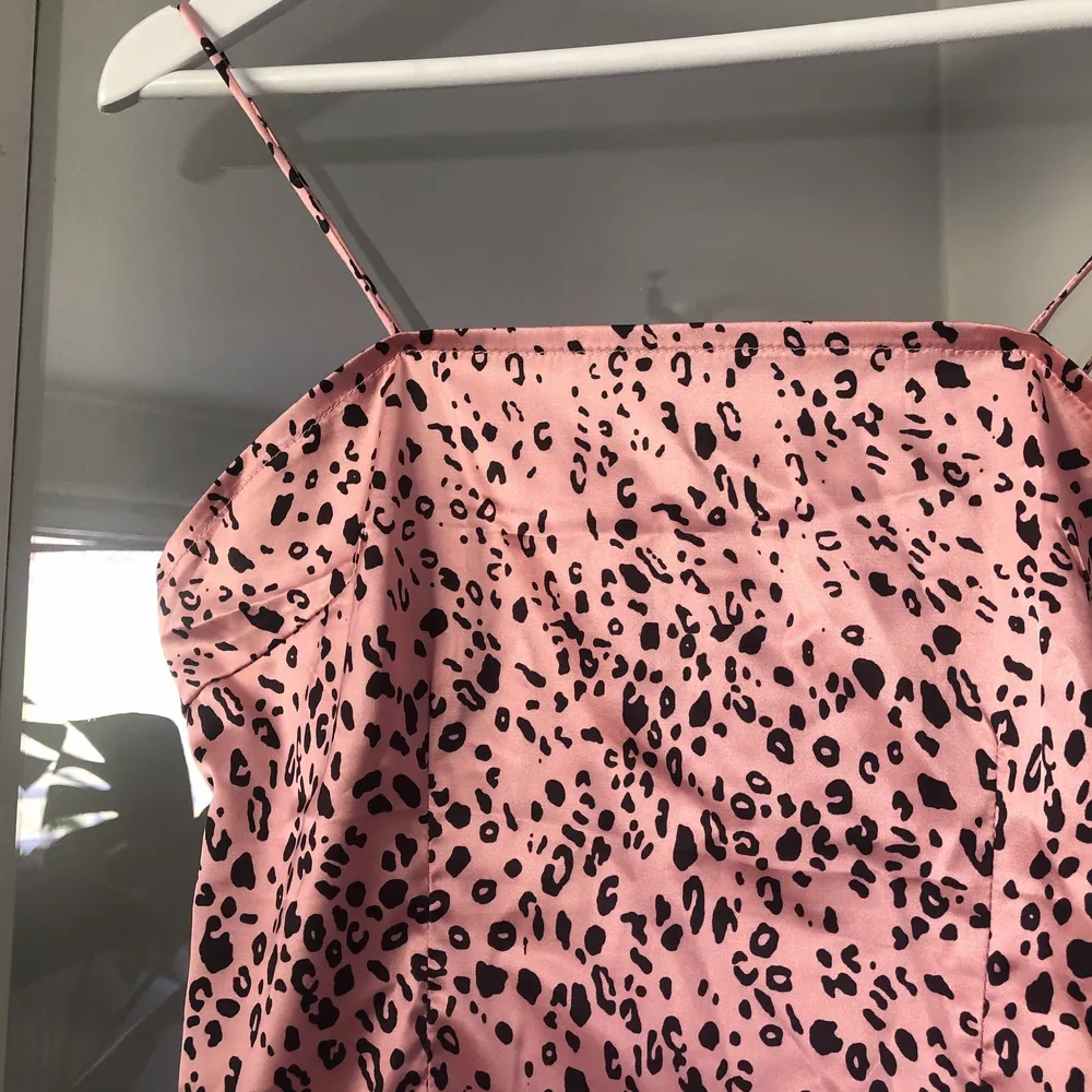Storlek S. Rosa leopardklänning med figurnära passform. Dragkedja i ryggen. Ej stretchigt material. Osäkert vilket märke.. Klänningar.