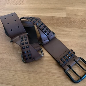 Bälte - Bältet är köpt second hand, men aldrig använt av mig. Skriv privat till mig om du vill köpa, priset kan diskuteras💓