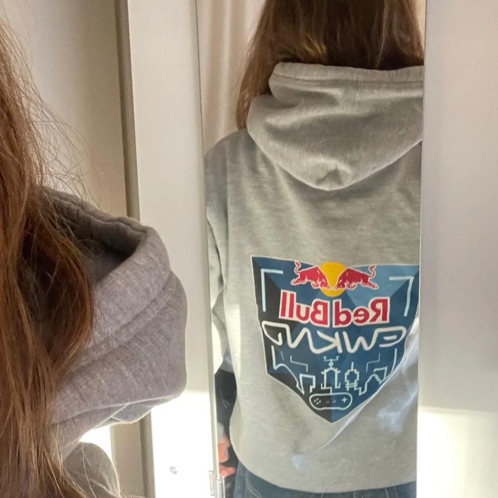 Redbull hoodie som är i strl M. Den är otroligt gosig och passar till allt. Man kan inte köpa den på en hemsida längre, utan det fanns bara ett antal av dessa Hoodies. Storleken är M, men för mig som brukar ha S, funkar den utmärkt! Om man skulle vilja ha fler bilder är det bara att fråga!😊 Pris går alltid att diskutera. Tröjor & Koftor.