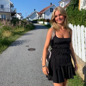 Klänning  - Säljer den a klänning eftersom att de inte riktigt var min stil, super skön & fin nu till sommaren💞 från NAKD i storlek 34/xs