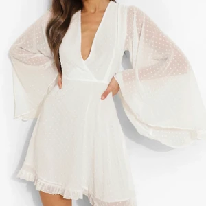 Studentklänning - Jag säljer en super fin klänning som jag hade tänkt att ha till studenten men säljer nu då jag hittat en annan! Har bara testat den och lappen finns kvar! Köpte den för 540 kr. Den är verkligen helt perfekt❤️ Hör av er om ni undrar något🥰