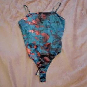 Body från bikbok i strl XL  - En string body i strl XL från bikbok dock mer som en L. Jättefin och endast testad men satt inte bra på mig 