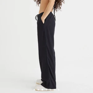 Svarta linnebyxor - Säljer dessa skitsnygga svarat linnebyxorna då jag råkade beställa två par. Sitter superfint och lite low waist. Helt slutsålda från hm💕 buda!