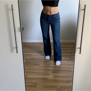Lågmidjade jeans  - Köpte jeansen från en tjej här på plick men de var för stora så säljer vidare dem. Dem är från Tommy hilfiger och är i bra skick!! Tjejen på bilden är 169 cm. Kan skicka mer bilder. Står inte för frakten ❌📦.❗️Om många är intresserade blir det budgivning❗️