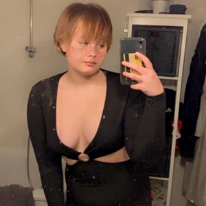 Svart klänning  - Fin öppen klänning! Använd ungefär 2 gånger! Super fin och bekväm!! Skulle säga att den passar som en XS, men om du vill ha den liten passar den också på dig med S/M! 