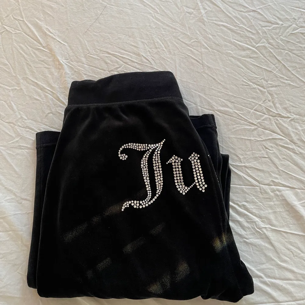Juicy couture byxor med glittrig ”juicy” text på rumpan. Dem i bra skick och använda endast 2 gånger🤎. Jeans & Byxor.