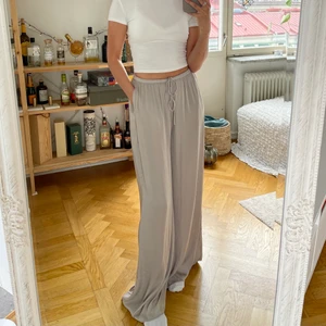 Snygga fladdriga sidenbyxor - Från zara, nya!💗