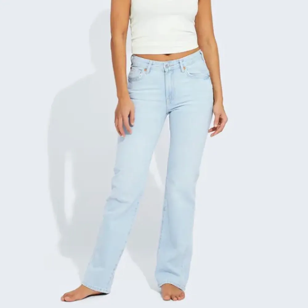 Säljer mina jeans som jag tyvärr inte använder. Knappt använda 💙 låg midjade och passar mig som är 162💙. Jeans & Byxor.