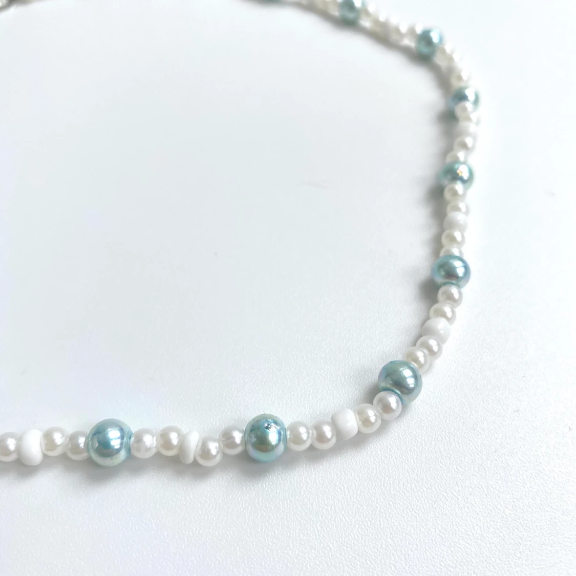 Blått pärlhalsband