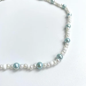 Blått pärlhalsband - Pärlhalsband med blåa pärlor🤍