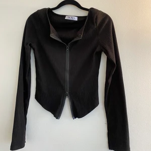 Långärmad two zip topp  - Jag säljer en svart two ziped topp från Nova of Sweden 🥰 Storleken på toppen är S/36 och passar dessvärre inte mig eftersom det är för kort vid armarna. Endast använt toppen 2 ggr!