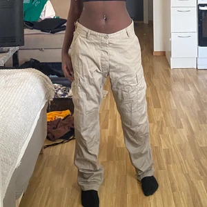 Beiga Cargobyxor - Jag säljer mina cargobyxor från Junkyard då de är alldeles för stora. Om man vanligtvis har M/L så kommer dessa passa perfekt till just dig. Jag har aldrig använt de då de är väldigt stora i midjan 😇 