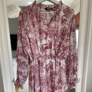 Missguided klänning strl 42 - Super söt klänning från Missguided i strl 42, använt ett fåtal gånger